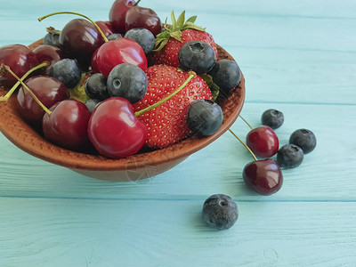 果浆樱桃草莓蓝莓和蓝木图片