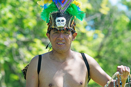 一位身穿秘鲁传统服装和跳舞蟒蛇舞蹈的男子的肖像图片