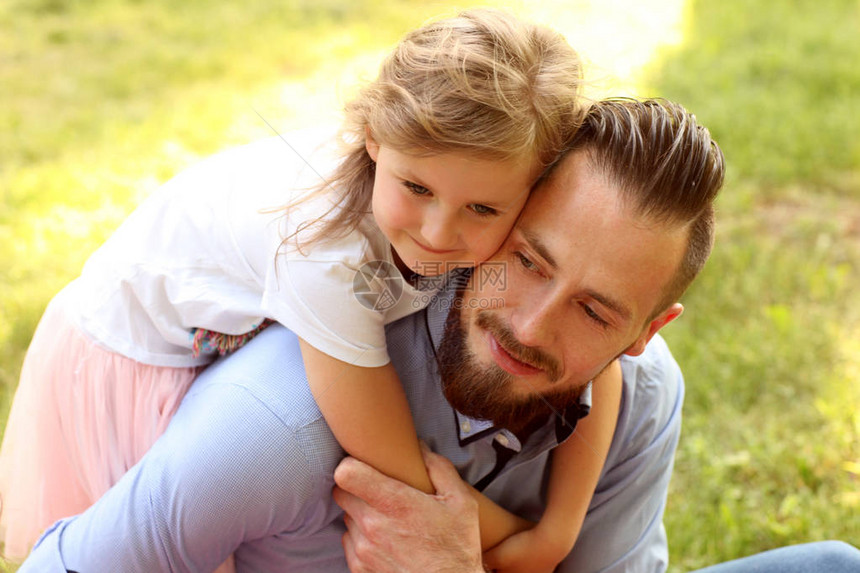 小女儿女儿抱着父亲的怀图片