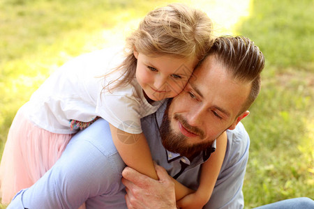 小女儿女儿抱着父亲的怀图片