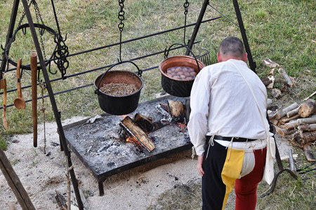 带厨师的中世纪营地厨房图片