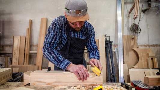 经验丰富的工作服木匠和在木工车间工作的小企业主高清图片