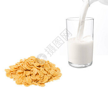 玉米片和牛奶隔离在白色背景图片
