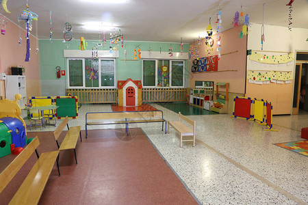 在幼儿园为幼儿提供游戏的大型多彩大房图片