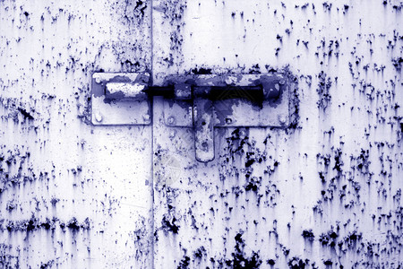 金属门上的旧锁蓝调摘图片