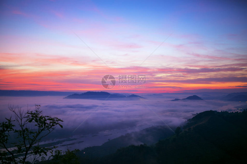 在泰国老挝之间的湄公河高山通向高山口的黎明时图片