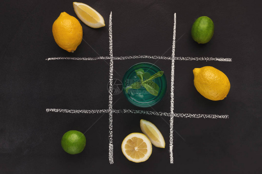 最顶尖的视野是柑橘水果和黑白板底部清新柠檬汁的提克塔toe图片