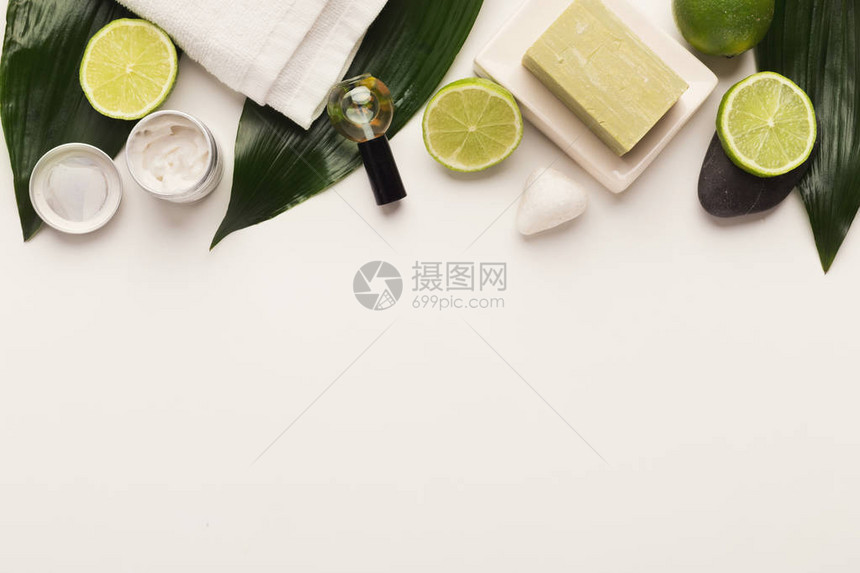白桌上大绿叶上的天然皮肤护理产品盐或家庭身体和皮肤护理复制空间顶图片