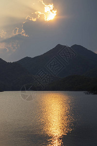 日落时有平静湖景色的图片