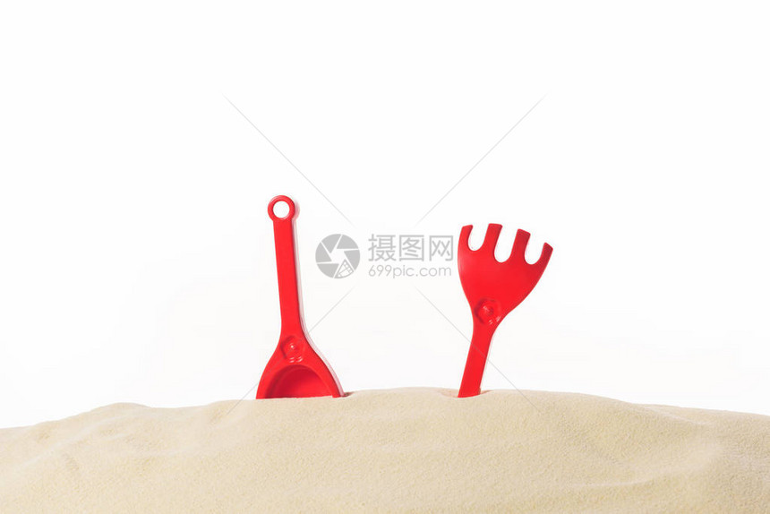 红色铲子和红铲子在沙土中图片
