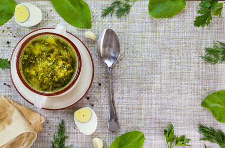 夏季菜单绿色酢浆草汤配鸡蛋传统俄罗斯汤配酢浆草肉和图片