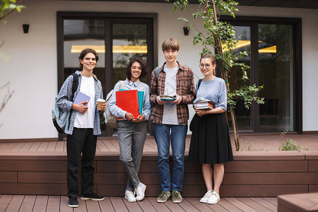 年轻学生手里拿着书本和文件夹图片