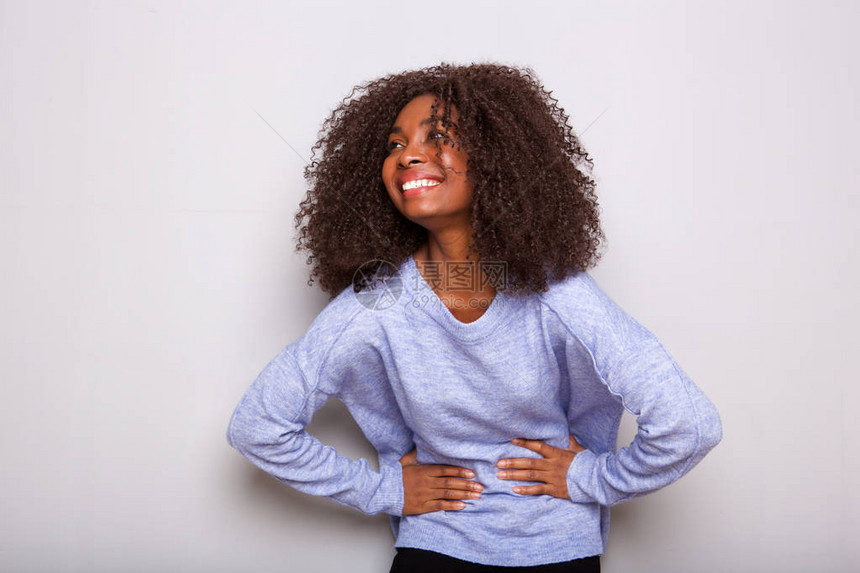 欢乐的非洲年轻女人的肖像在图片