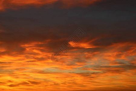 夕阳红橙色的天空在夜云下背景图片