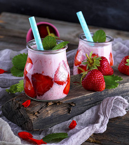 玻璃罐里的新鲜草莓和酸奶冰沙特写图片