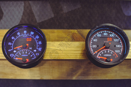 销售摩托车和汽车的速表仪表板图片