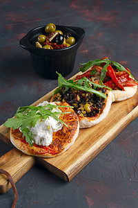小三明治加山羊奶酪切橄榄和坚果西红柿和烤胡椒图片