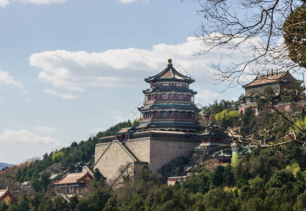 颐和园棕红色的宝塔式中央结构背景图片