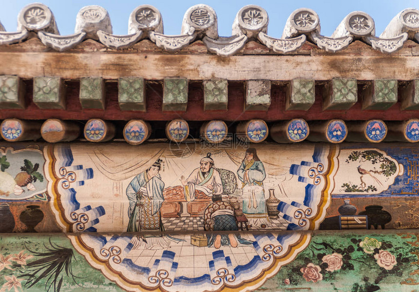 颐和园小型建筑立面屋顶下精美绘画的特写王室与仆人在床上的场景浅绿图片
