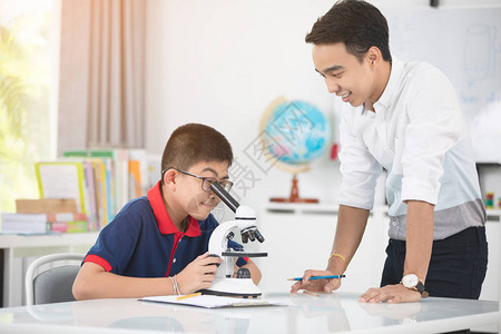 亚洲教师扩大至生物课学生图片