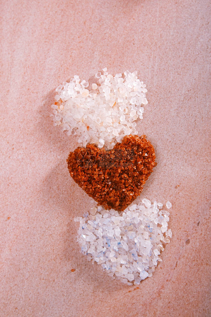 不同类型的心形盐喜马拉雅粉红水晶岩盐图片