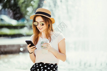 夏日年轻美女在互联网上通过电话聊天或冲浪图片