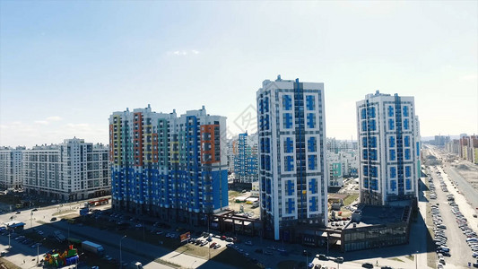 新住宅区的公寓楼镜头带有新建筑的现代住宅区图片