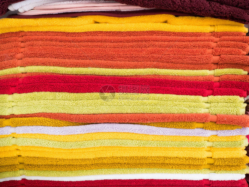 叠的五颜六色的毛巾商店首页商店的货架上堆图片