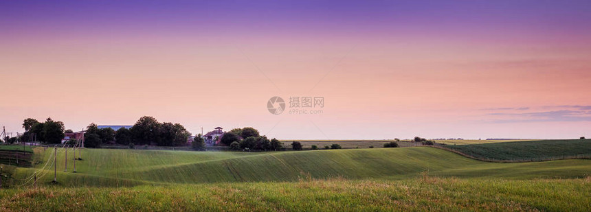 日落时的风景多彩姿的天空以傍晚天空为背景的农田夏日夜景是和平图片