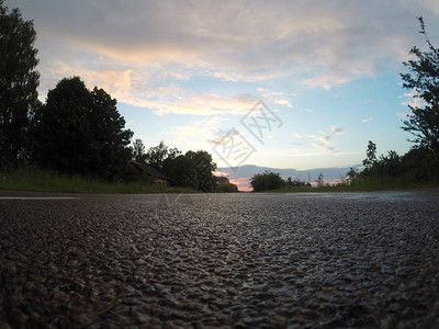 日落背景雨后道路图片