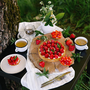 草莓蛋糕带小果子和水果在花图片
