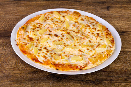 菠萝披萨配软奶酪图片