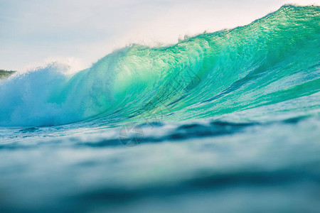 背景美丽干净的蓝色海浪照片图片