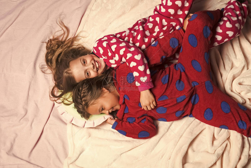 穿着睡衣的孩子们在床上开心地笑着图片