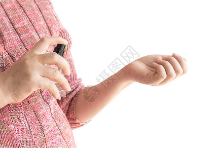 年轻女在手腕上施用香水孤立图片
