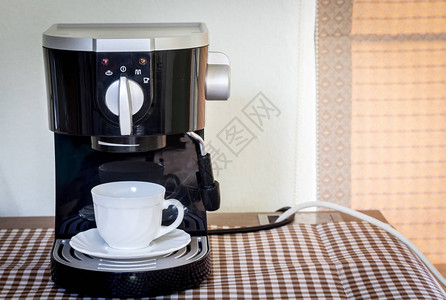 咖啡机和杯咖啡图片