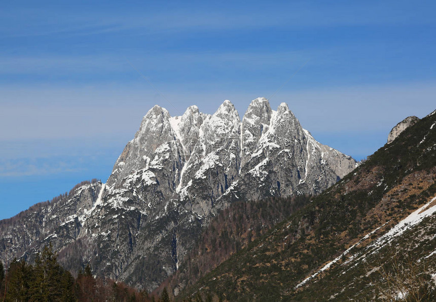 意大利北部有五座山峰图片