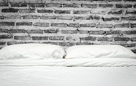 床上的白色枕头和床单图片