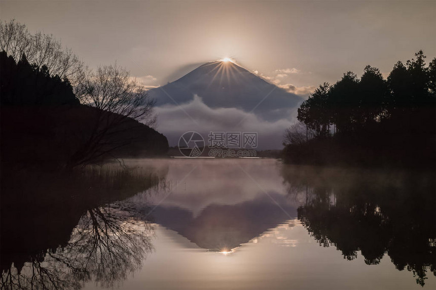 清晨春季在狸湖的钻石富士钻石富士是指夕阳与富士山图片