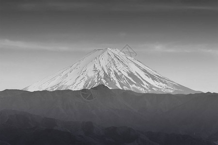 春季日出天空的富士山顶图片