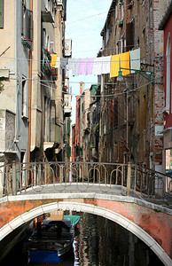 在意大利威尼斯的水路和桥上挂着图片