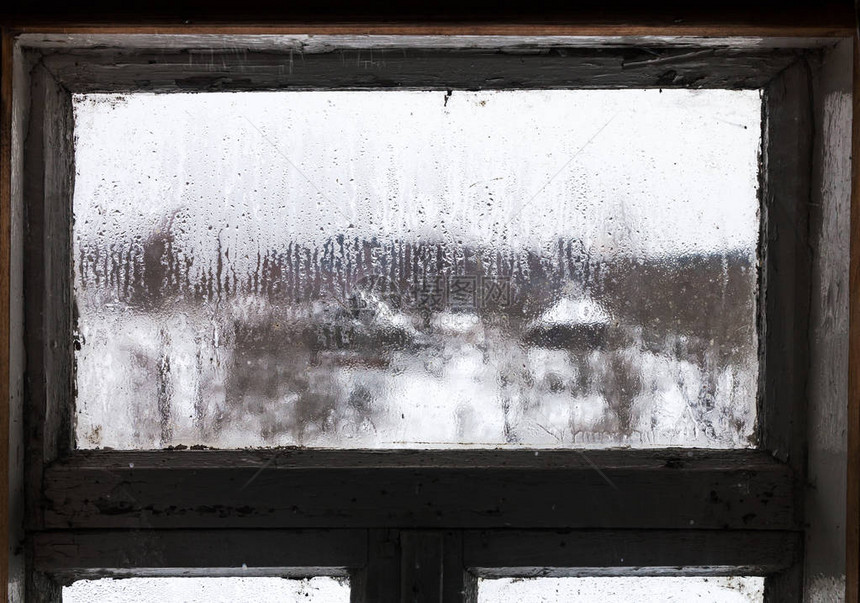寒冷冬季寒冷的农村住宅被错误地冻结在窗户上重点是玻璃上的冰面图片