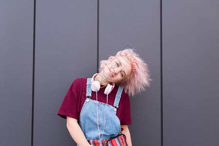 粉红色头发和时尚明亮衣服的少女微笑着图片