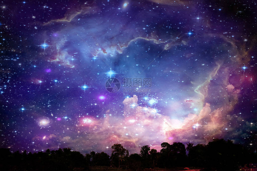 银河系回到夜云日落时的银河系统天空环影干树由美国航天局提图片