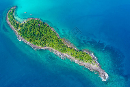 绿树鸟瞰的落基岛海滩自然海景图片