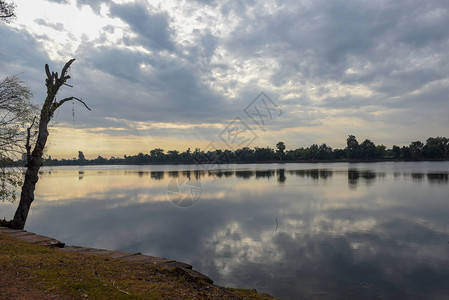 柬埔寨日出时的吴哥中央湖图片