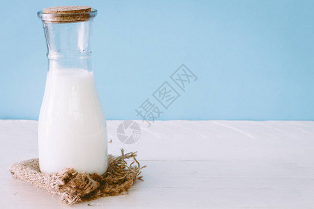 木桌上的一瓶牛奶图片