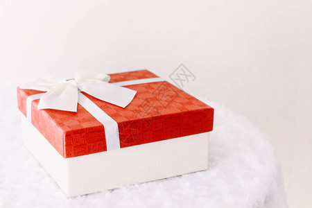 有丝带的红色礼物盒图片