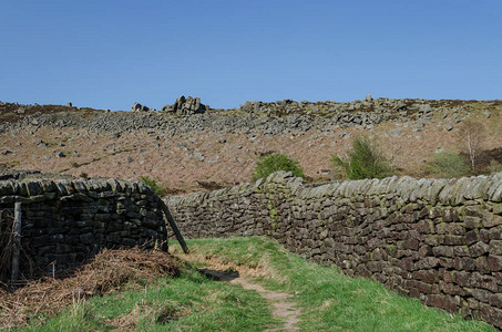 山顶区干石墙之间的乡村小径图片