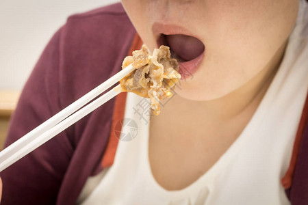 女人在日本餐厅吃牛肉图片